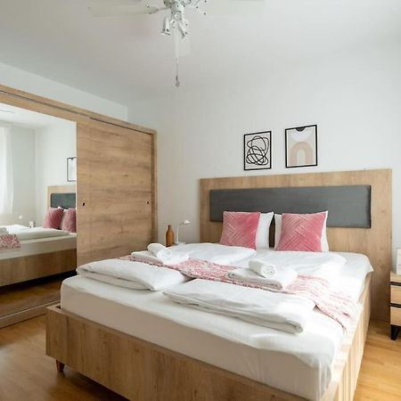 Elegant 1Br Flat With Balcony By Hm Apartment Wina Bagian luar foto