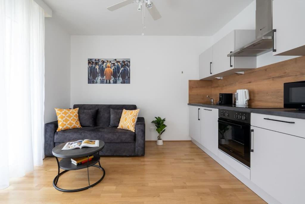 Elegant 1Br Flat With Balcony By Hm Apartment Wina Bagian luar foto
