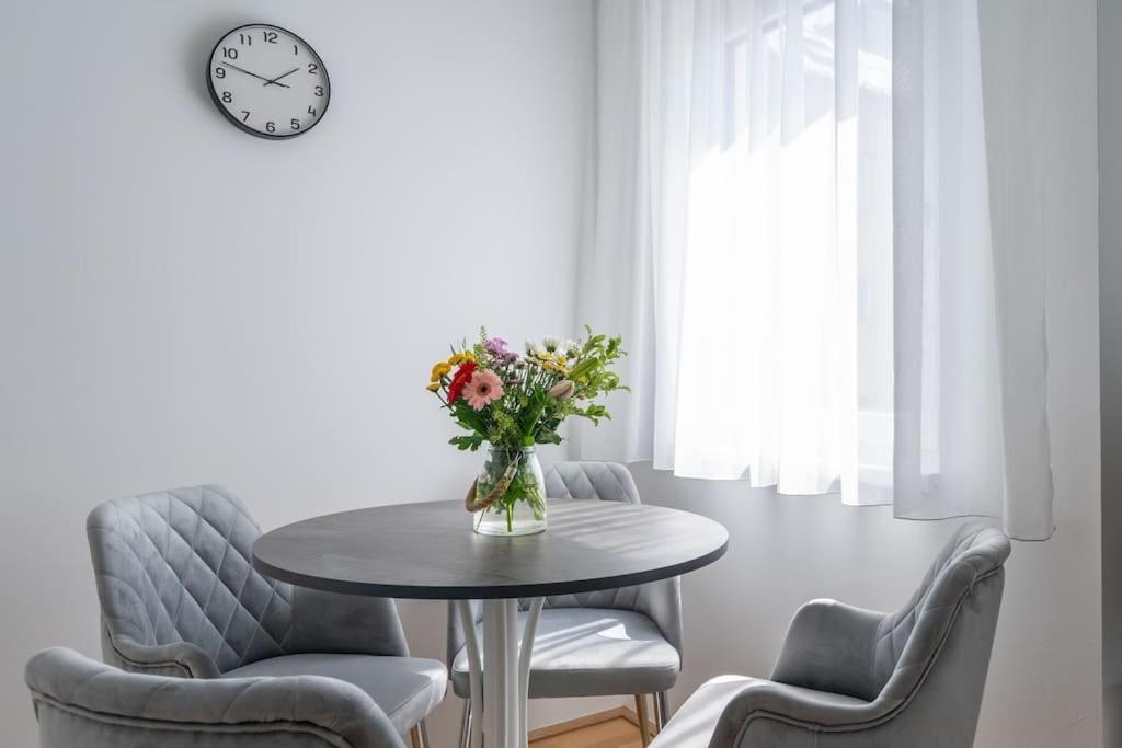 Elegant 1Br Flat With Balcony By Hm Apartment Wina Bagian luar foto