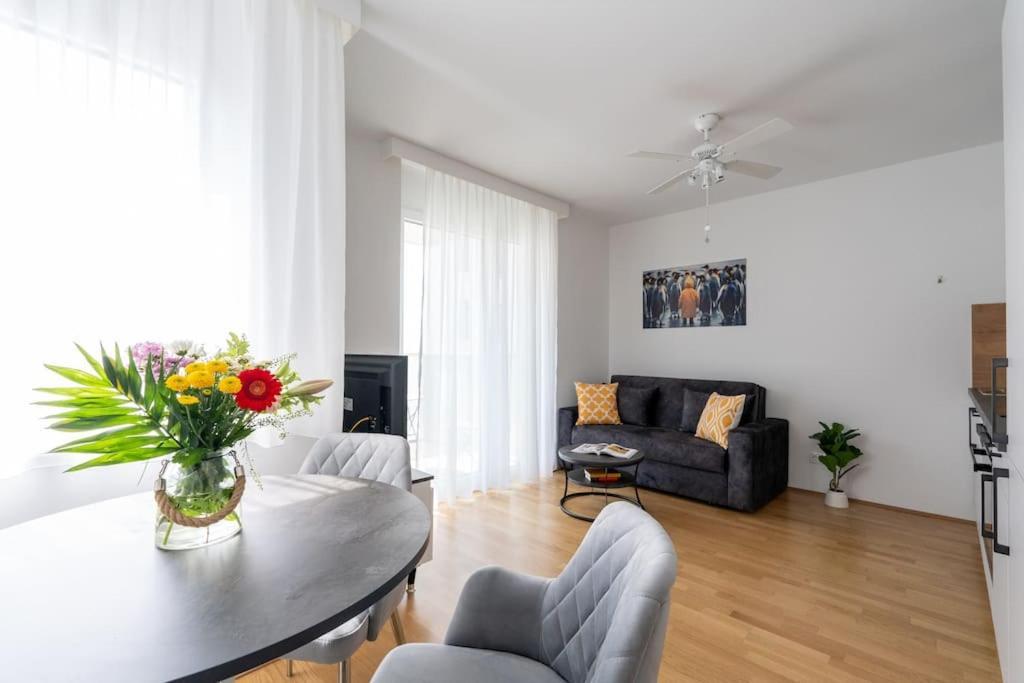 Elegant 1Br Flat With Balcony By Hm Apartment Wina Bagian luar foto