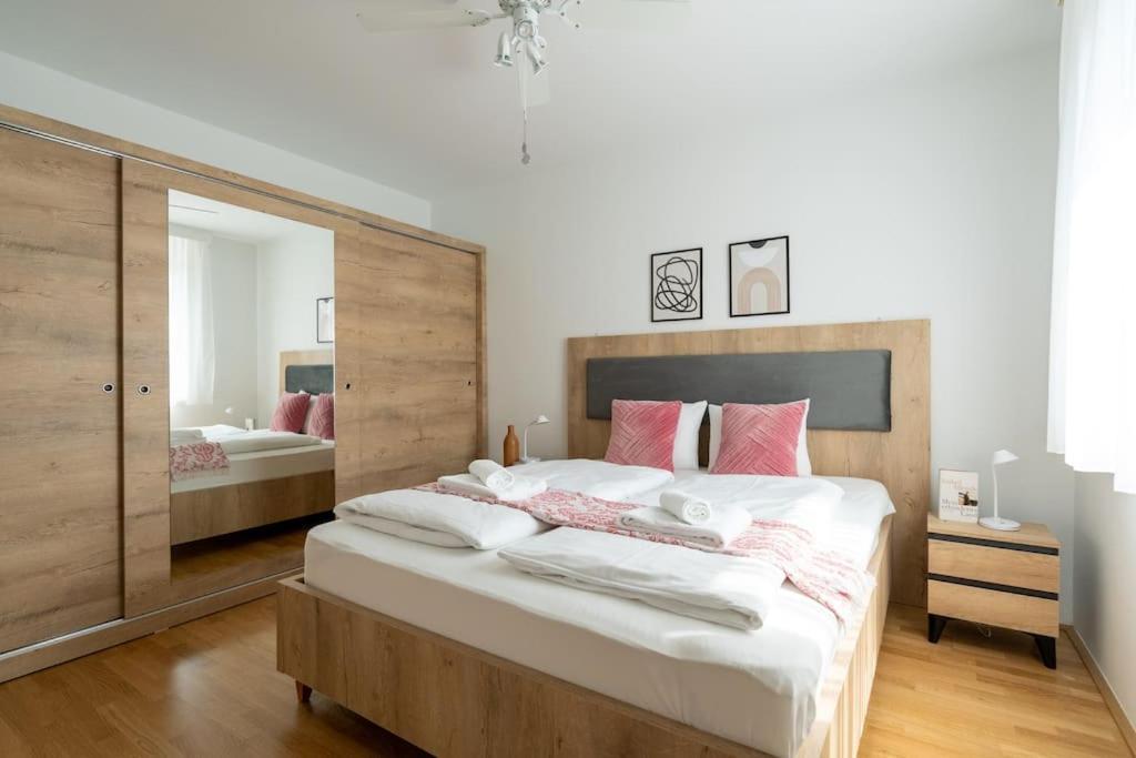 Elegant 1Br Flat With Balcony By Hm Apartment Wina Bagian luar foto