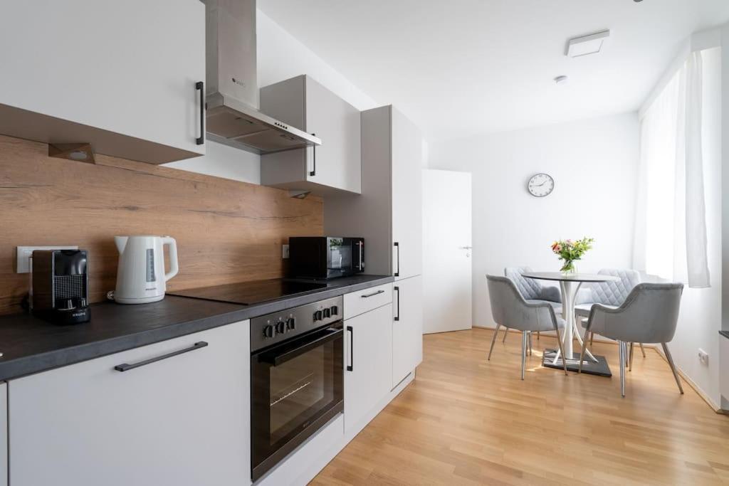 Elegant 1Br Flat With Balcony By Hm Apartment Wina Bagian luar foto