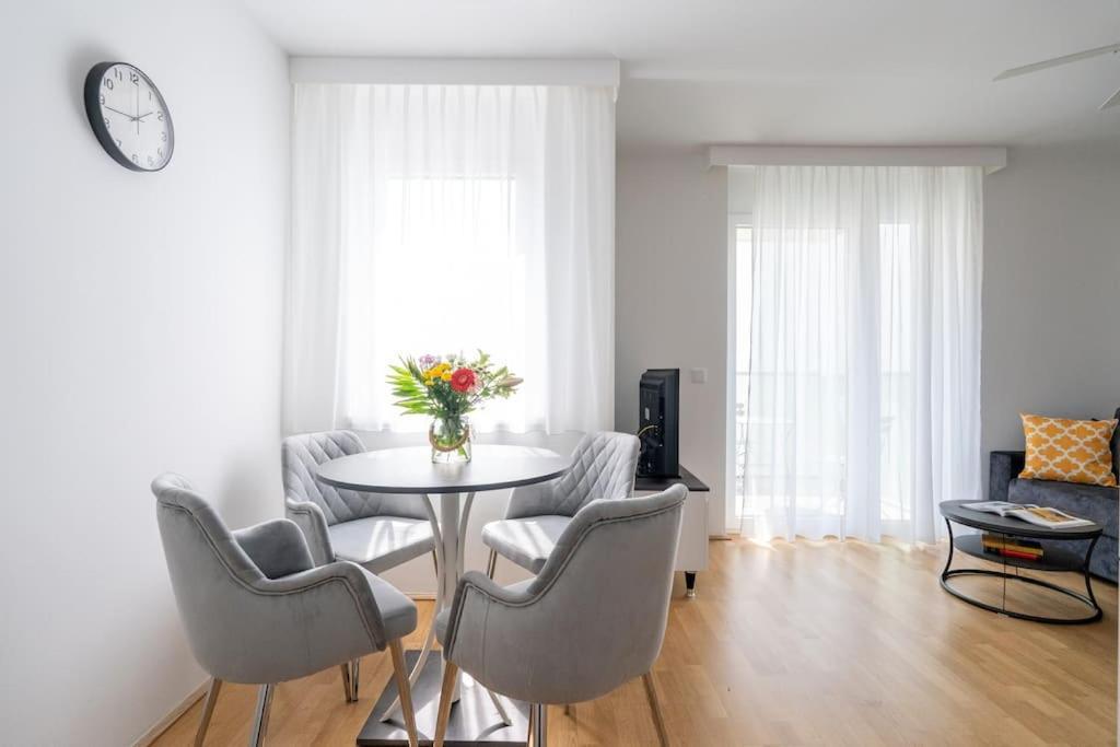 Elegant 1Br Flat With Balcony By Hm Apartment Wina Bagian luar foto